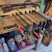 Préparation des serre-joints pour les avoir à portée de main.