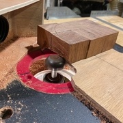 Tête faite avec 6 petits blocs de sapelli collés