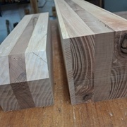 A gauche le dossier, à droite l'assise