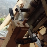 Le guide de perçage installé pour faire les trous (à la perceuse simple) en bout de poteau porteur