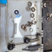 Une boîte (avec la furore) avec des poignees, un arrache morse et des bidules . Les4  dans le couvercle venaient avec la bravisimaa