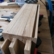 rainures faite a la défonceuse, mais en laissant de la matiere en entrée et sortie, pour eviter toute perte de controle de la machine, pour finir ca a la main