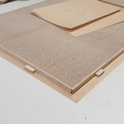 Utilisation de taquets en contreplaqué pour éviter que le placage ne glisse une fois sous presse