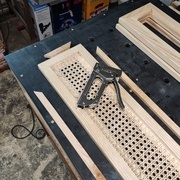 Agrafé dans un premier temps en le tendant un maximum manuellement