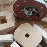 On obtient une sorte de contreplaqué très épais et très solide, qui est mis à la cote avec une fraise affleurante