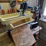 Traineau et guide d'angle pour la défonceuse