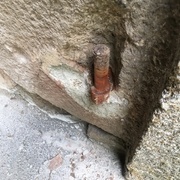 L'ancien scellement est, en partie, enlevé. Mais le gond ne bouge pas