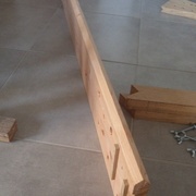 planche (en douglas) guide pour la servante et qui renforce le tenue de l'établi