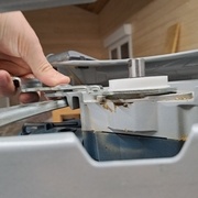 Je pense que le support du couteau doit être dans cette position mais la cape protection viens buter contre le couteaux dans cette position..