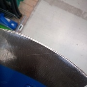 Hache de marque Revex courante en grande surface mais gros biseau secondaire à affiner.