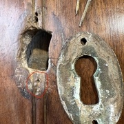 En nettoyant apparaissent deux petits clous.