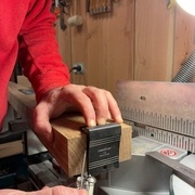 Puis j'utilise une équerre de queue d'aronde à pente de 1 pour 8