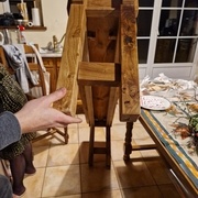 on peut apercevoir les taquets de fixation des plateaux