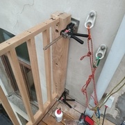 Le dernier poteau qui revient dans le mur, moins large de 2 cm pour permettre au tenon de rentrer dans la mortaise. Il reste donc un joint de 2 cm entre le poteaux et le mur