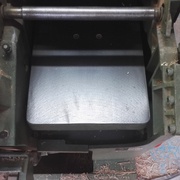 Je règle la table en desserrant les vis de droite et en ajustant les boulons de gauche