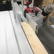 Passage des montants du panneau un par un pour usiner la rainure