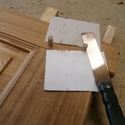 Découpe des chevilles en faisant attention de ne pas abîmer les bois ayant déjà reçu la finition.