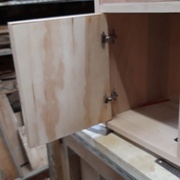 mise en place des charnières invisibles. encore une première pour moi.