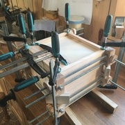 Collage d'un caisson avec la presse à cadres