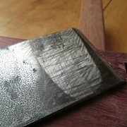 Le dos du fer, plan au niveau des appuis (et creux sinon, donc sans importance)