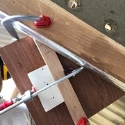 Vue du dessous de la méthode employée pour clamper le gabarit au lamellé collé