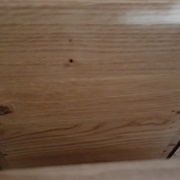 Rainures sous le plateau, il y en a 4 en tout.