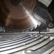 La roulette de guidage passe bien par dessus la butée de la table