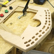 La face avant est aussi ajourée à la domino de 14