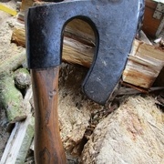 Grosse doloire de sabotier. (hache à un seul biseau, comme un ciseau à bois)