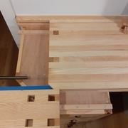 Pour positionner les tasseaux, il suffit de visser au fur et à mesure de l'avancement tout en poussant contre la presse