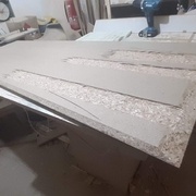 poches sous le plateau pour accueillir les traverses de renfort