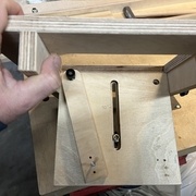 L'appui vertical monté à gauche