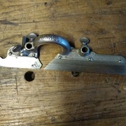 "éperon" en bas de la section coulissante et jauge de profondeur