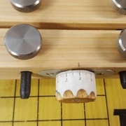 En tournant la molette vers la gauche (dévissant), le guide se rapproche de la fraise