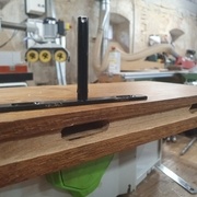 La fixation a été raccourcie pour éviter d'avoir à faire une mortaise trop profonde. Les effets de cisaillement sont repris par les gros dominos en bout de planche