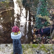 Le phare devant sa mer. Heu.. non, juste devant une rivière avec ma chienne qui boit...