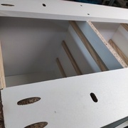 Trou oblong pour la fixation du plateau