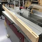 Montant gauche de la porte rainuré