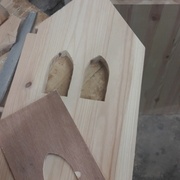 Découpe de fenêtres à ogives, percées, défoncées au gabarit et finies à la lime