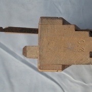 Bouvet à joindre Goldenberg au griffon, en chêne vert, datant de 1928 ?