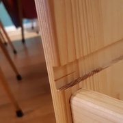 Le trait fait sur la rainure permet de savoir où percer le trou permettant de glisser le taquet