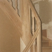 Notez les petits carrés sur le haut de main-courante