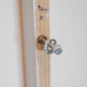 On fixe les barreaux aux têtes de lit part des inserts M8