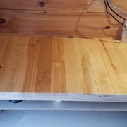 Les planches de parquet sont assemblées sans être fixées.