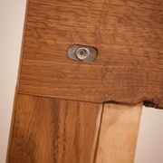 Partie visible du système de serrage démontable. C'est plutôt discret, surtout sous un matelas.