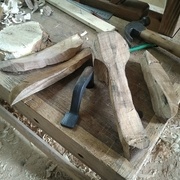 Dans le même morceau, débité à la scie à chantourner également.