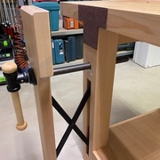 Pieds de la presse avant renforcement afin d'augmenter la rigidité