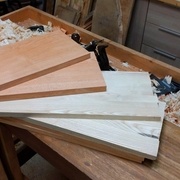 Quatre côtés d'un tiroir corroyés (au rabot manuel)