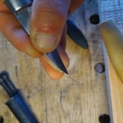 La tenue du "stylo", attention c'est très coupant !