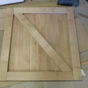 un cadre posé sur le panneau pour le tracé des découpes.